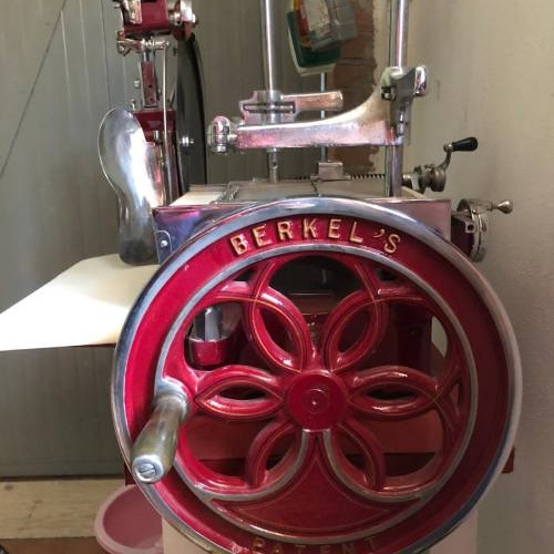 CERCO UNA VECCHIA AFFETTATRICE DI MARCA BERKEL OPPURE BIZERBA