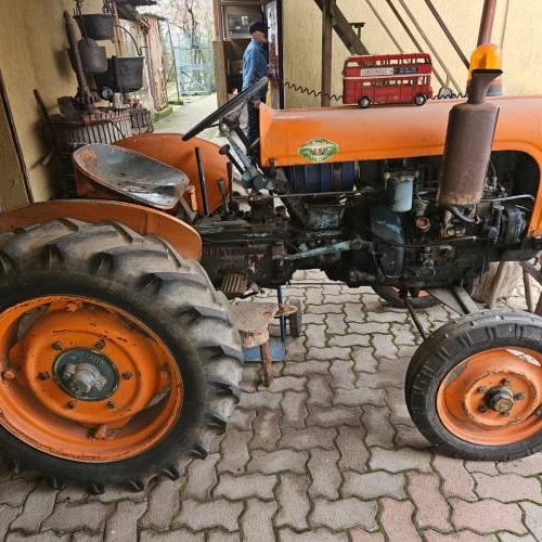 VECCHIO TRATTORE AGRICOLO ANNI '50