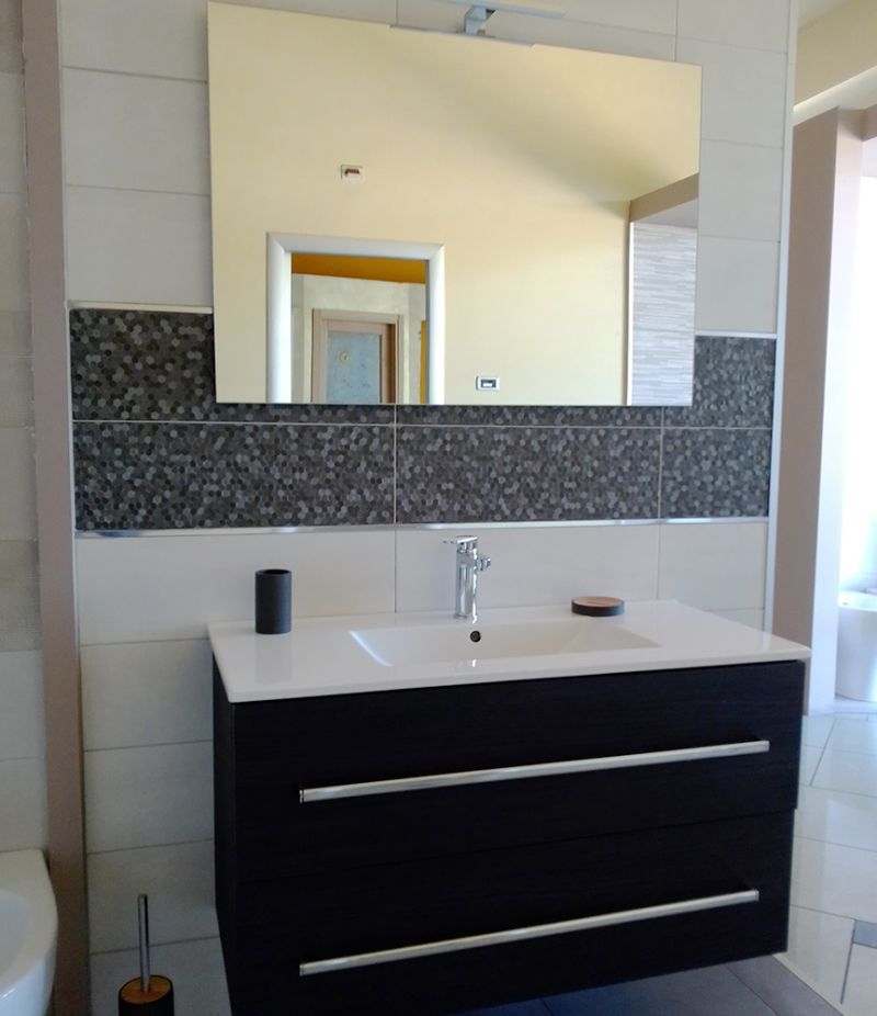 Mobile bagno Fiorao 100 cm grigio scuro venato con lavabo, specchio e lampada