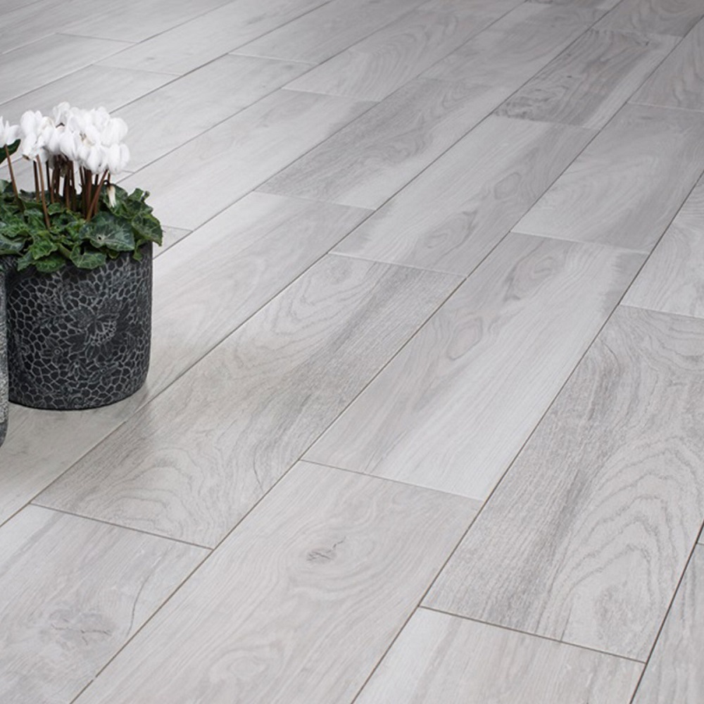 Gres porcellanato effetto legno grigio