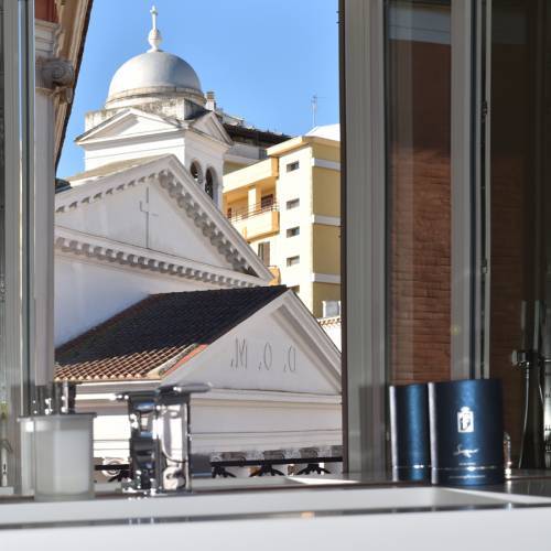  Lo specchio del bagno riflette la splendita facciata neoclassica della Chiesa di San Francesco su Piazza XX Settembre.